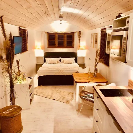 Ferienhaus Zirkuswagen Mit Outdoor Whirlpool Und Garten