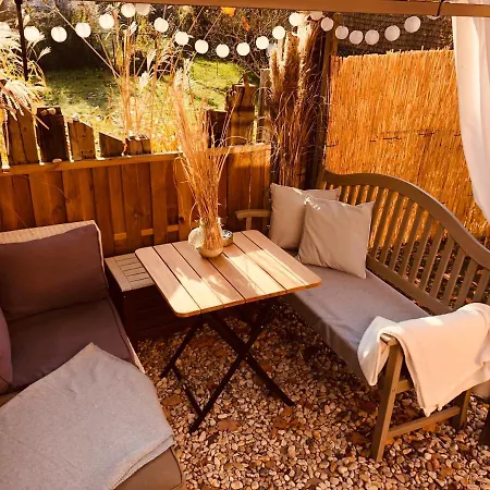 Zirkuswagen Mit Outdoor Whirlpool Und Garten