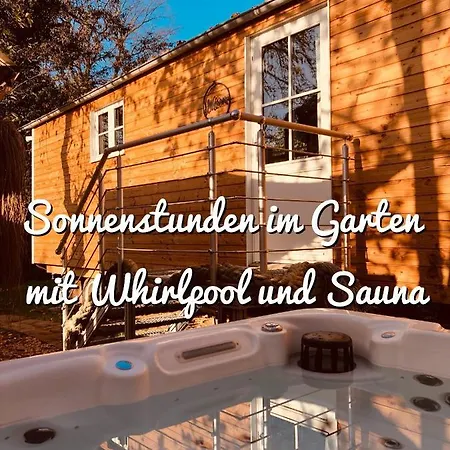 Zirkuswagen Mit Outdoor Whirlpool Und Garten