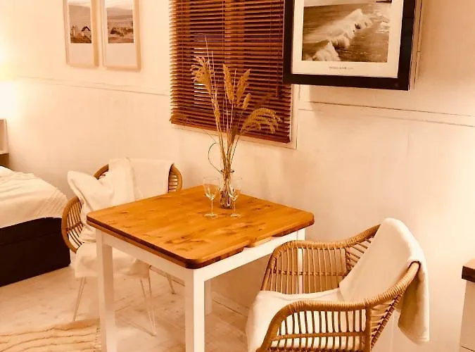 Semesterbostad Zirkuswagen Mit Outdoor Whirlpool Und Garten