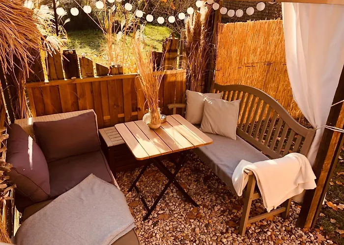 Zirkuswagen Mit Outdoor Whirlpool Und Garten